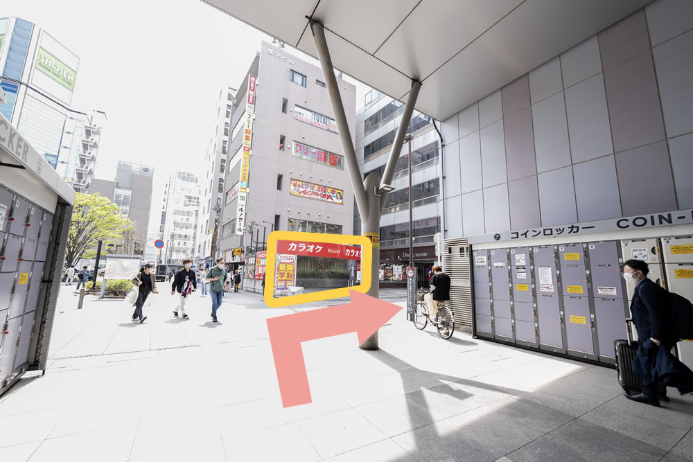 1.東京メトロ日比谷線「3番出口」を左折、またはJR各駅「秋葉原駅」昭和通り改札を右折後、カラオケBIG ECOH様の前で右折します。